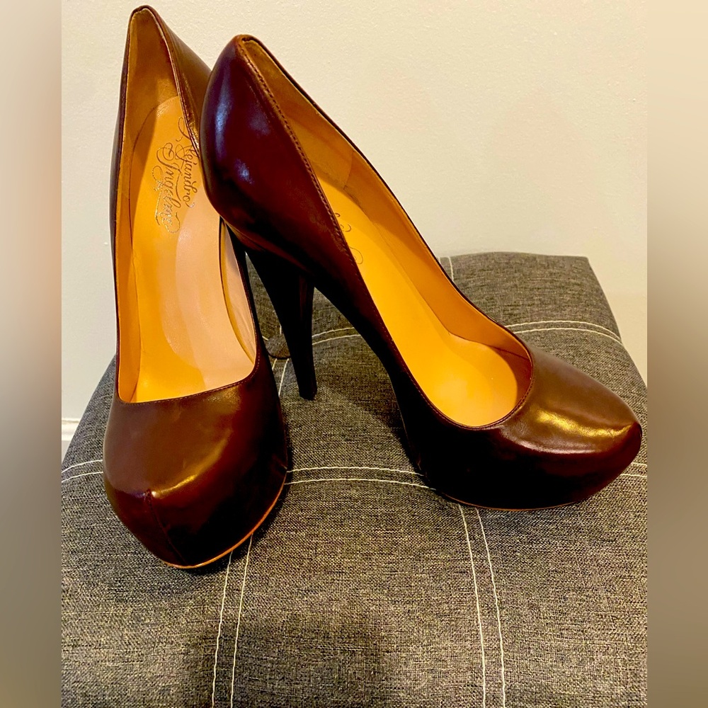 Alejandro Ingelmo Sophia burgundy platform heels